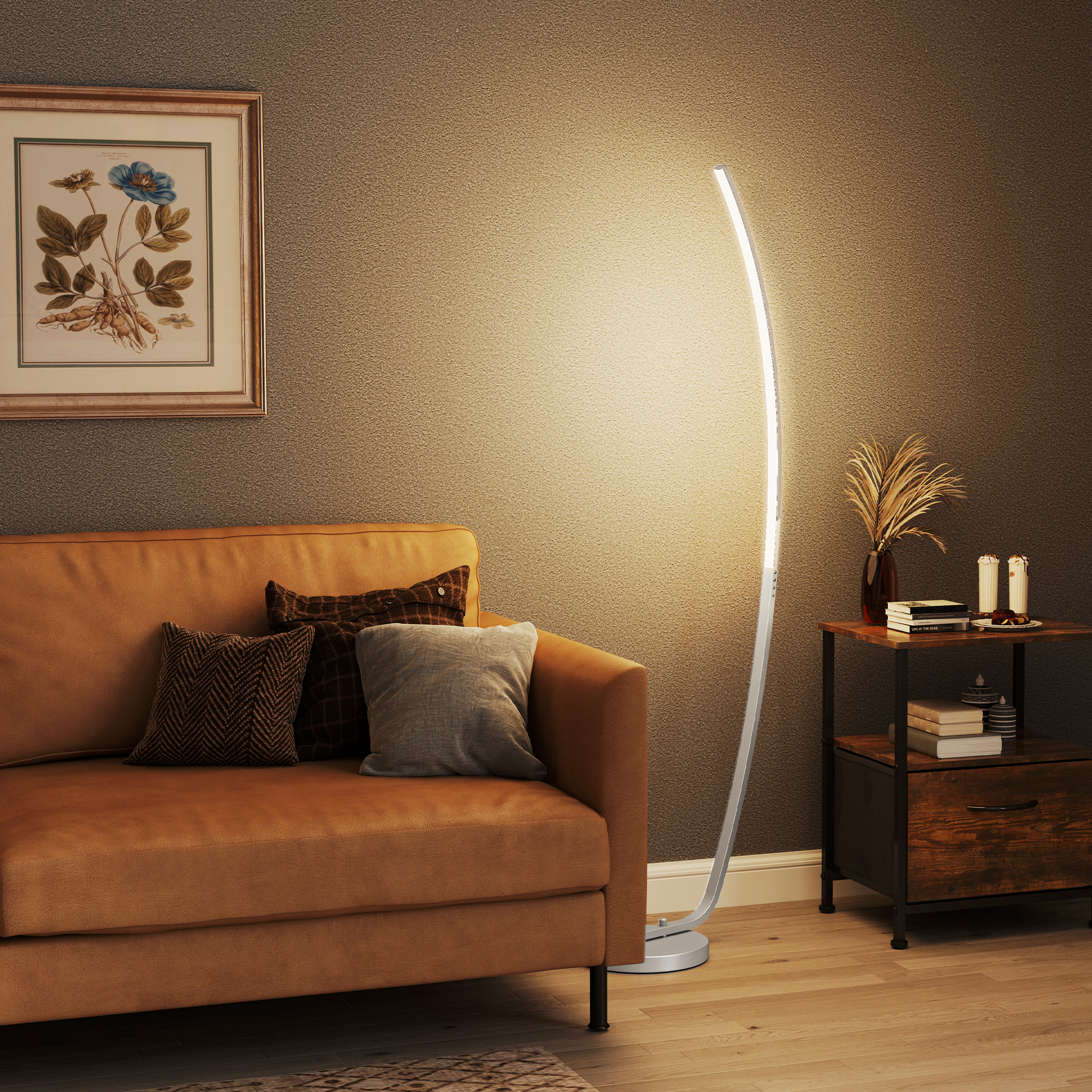 Ein Wohnzimmer mit einer geschwungenen Stehlampe, einem braunen Sofa, einem Beistelltisch und einem Bilderrahmen an der Wand.