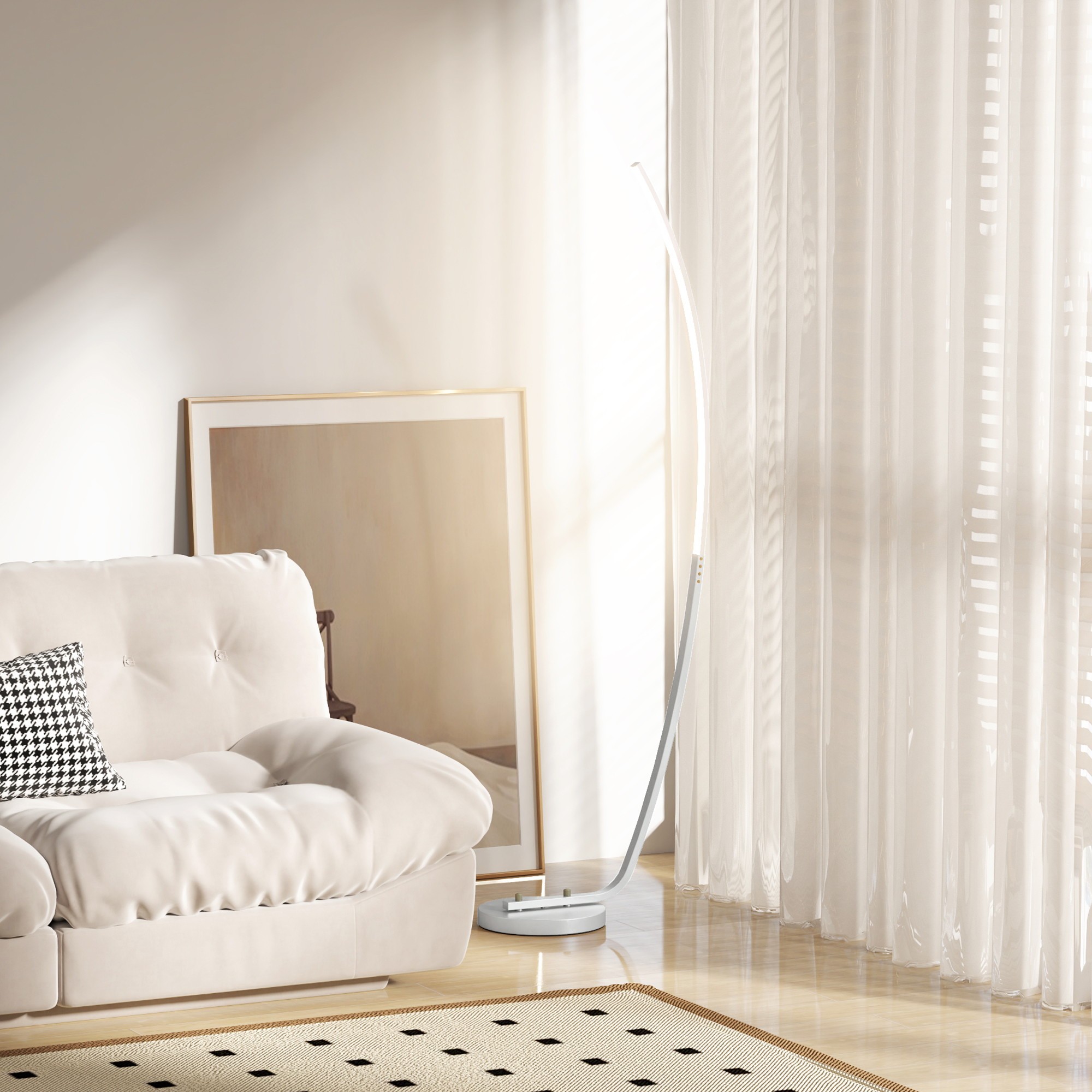 Ein Raum mit Stehlampe, weißem Sofa, Bild und gemustertem Teppich in der Nähe eines Fensters mit transparenten Vorhängen.