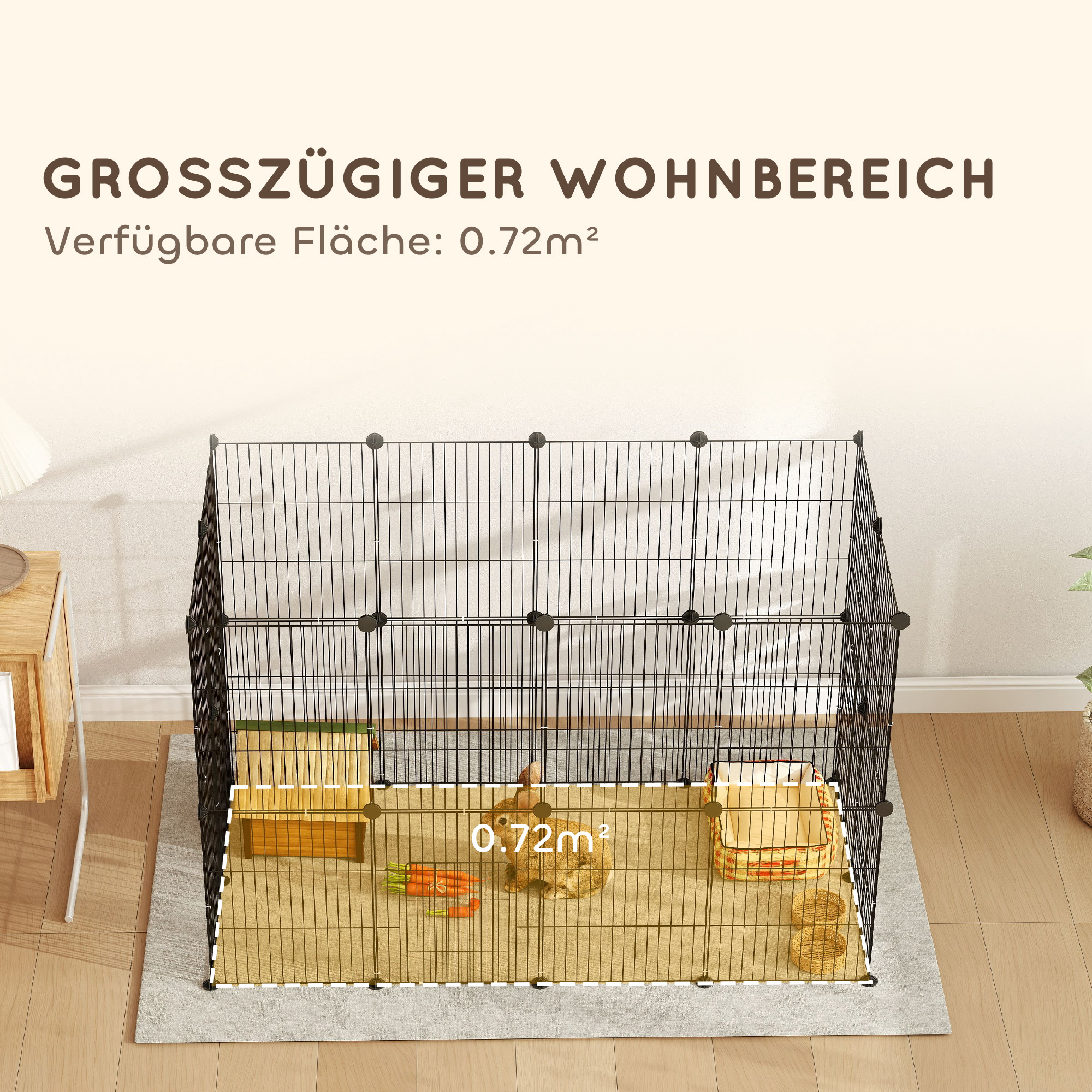 Ein schwarzes Drahtgehege mit einem Kaninchen darin. Karotten sind im Vordergrund. Fläche beträgt 0,72 m².