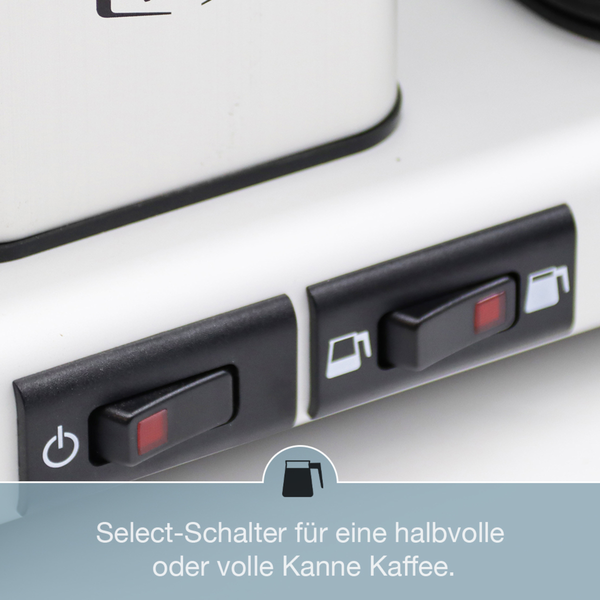 Zbliżenie na przełączniki ekspresu do kawy. Jeden przełącznik służy do połowy lub pełnego dzbanka, a drugi do zasilania.