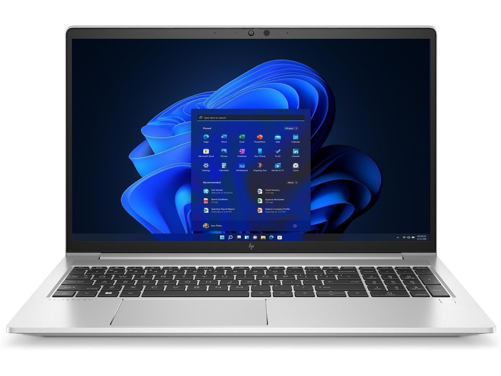 Silberner Laptop, zeigt Windows-Desktop, geöffnet, mit Tastatur sichtbar, auf weißer Fläche.