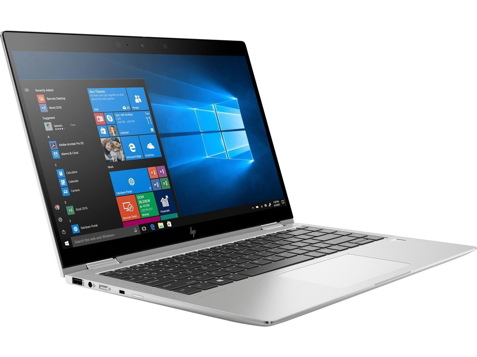 Silberner Laptop geöffnet, zeigt Windows-Desktop. Tastatur sichtbar. Weißer Hintergrund.