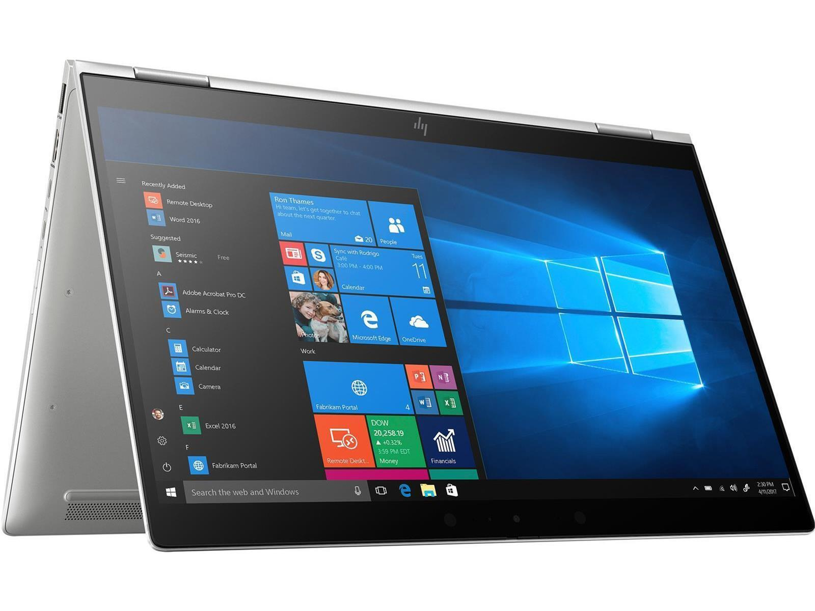Silberner Laptop geöffnet, zeigt Windows-Desktop. Tastatur sichtbar. Weißer Hintergrund.