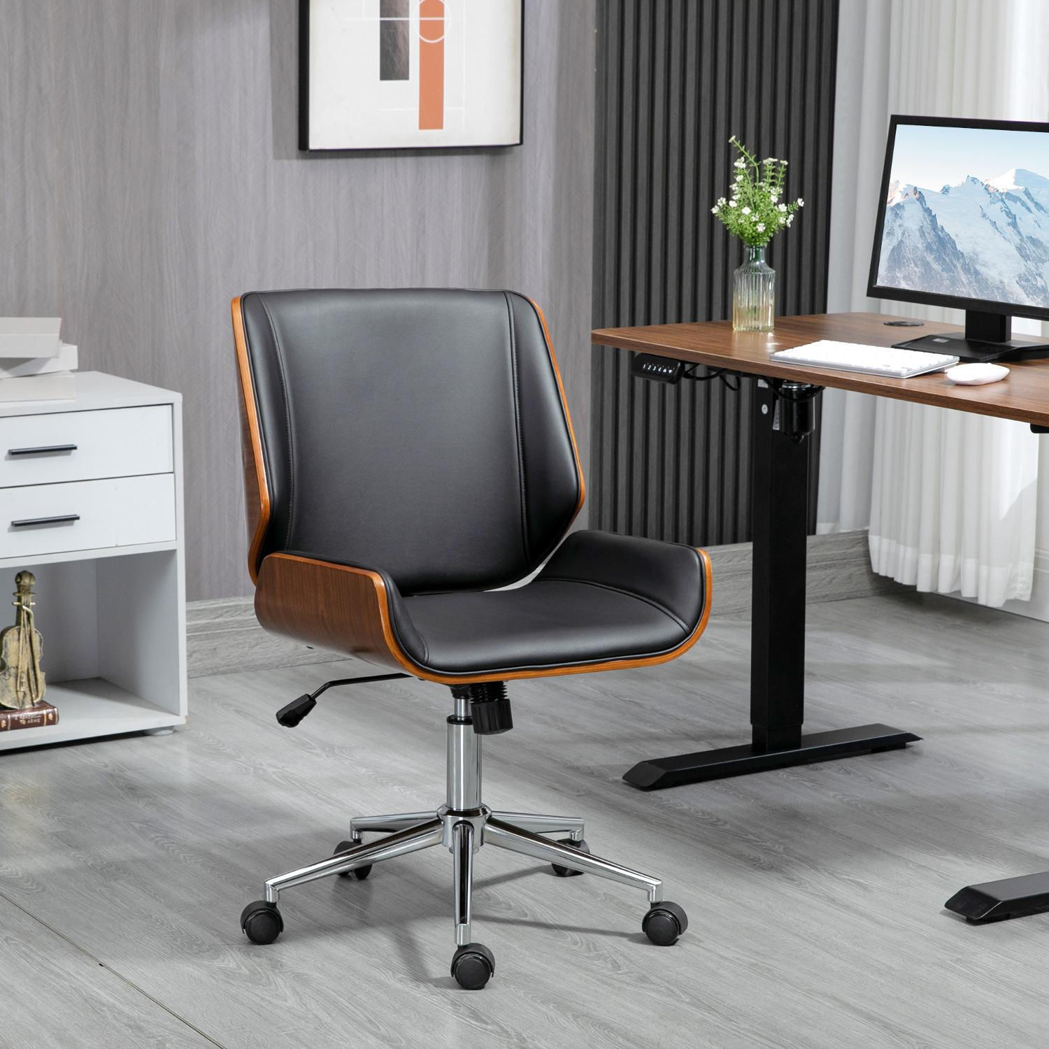 Schwarzer und Holz-Bürostuhl, Chromfuß, in einem modernen Büro mit Schreibtisch und Kunstwerk.