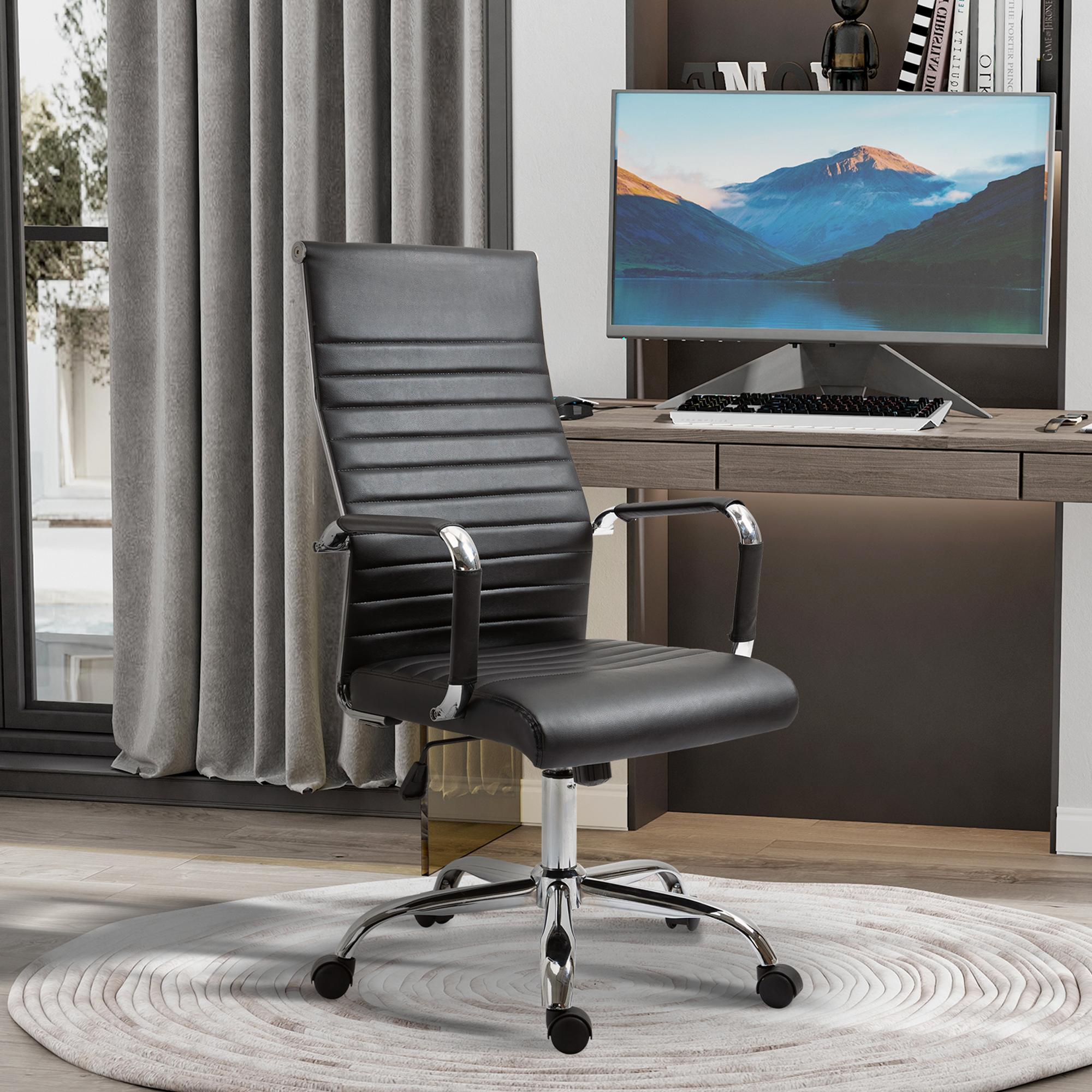 Ein schwarzer Bürostuhl mit hohem Rücken und Chromfuß. Er steht vor einem Schreibtisch mit Monitor und Tastatur.