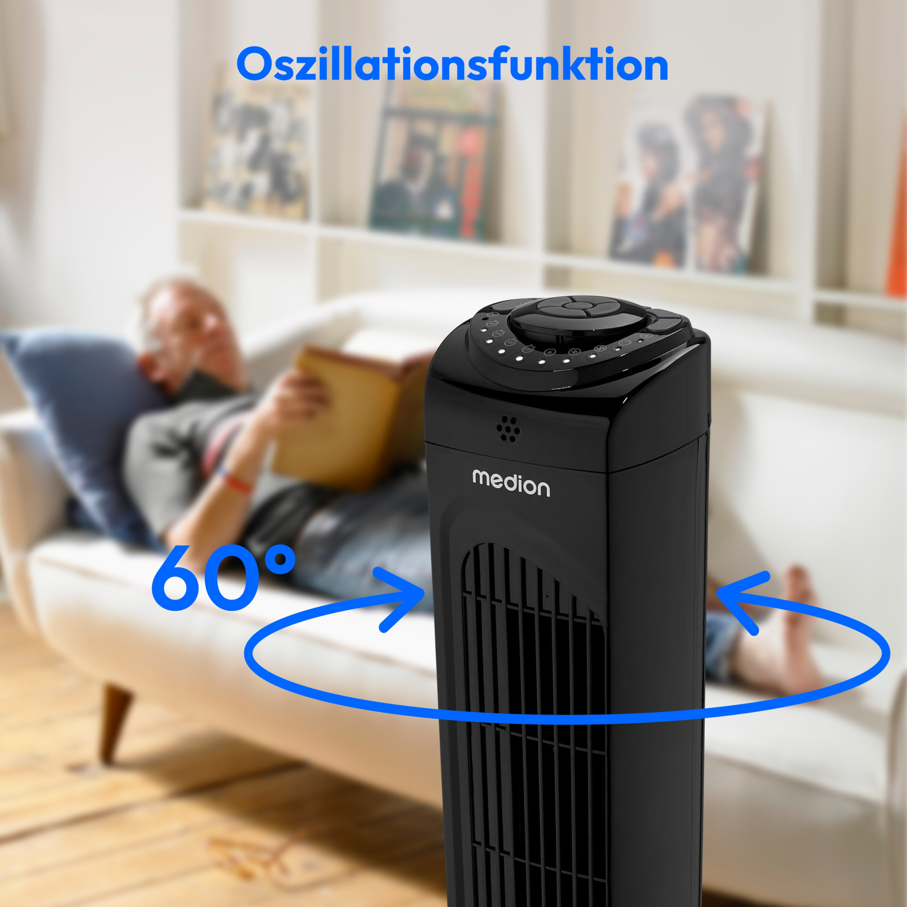 Schwarzer Turmventilator in einem Raum, mit einer Person, die sich im Hintergrund entspannt.