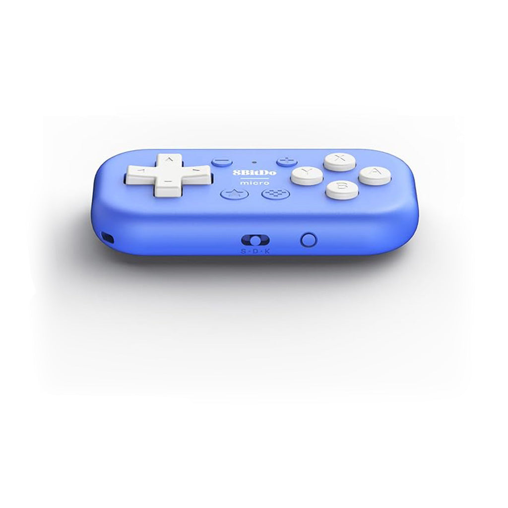 Niebieski kontroler gamepad z przyciskami. Widoczne logo '8BitDo micro'.