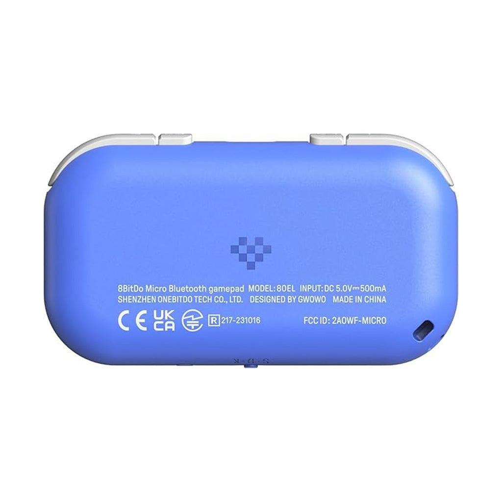 Tył niebieskiego gamepada z tekstem i logo. Pad znajduje się na białej powierzchni.