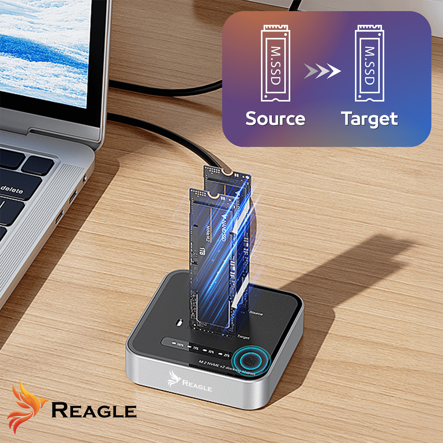 Stacja dokująca SSD M.2 NVMe z laptopem, pokazująca transfer danych.