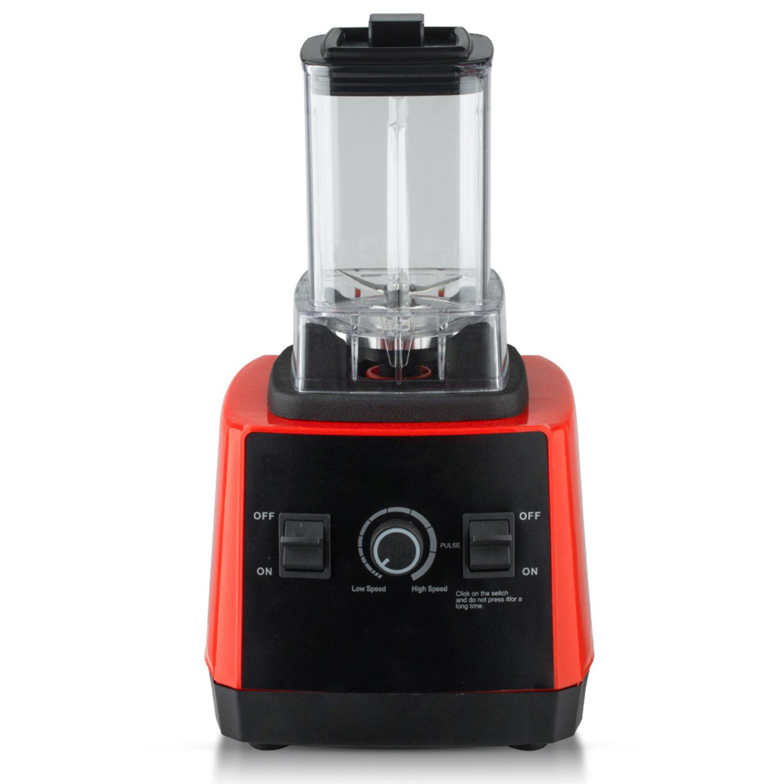 Roter und schwarzer Mixer mit einem transparenten Behälter. Die Basis hat Knöpfe und ein Zifferblatt. Weißer Hintergrund.