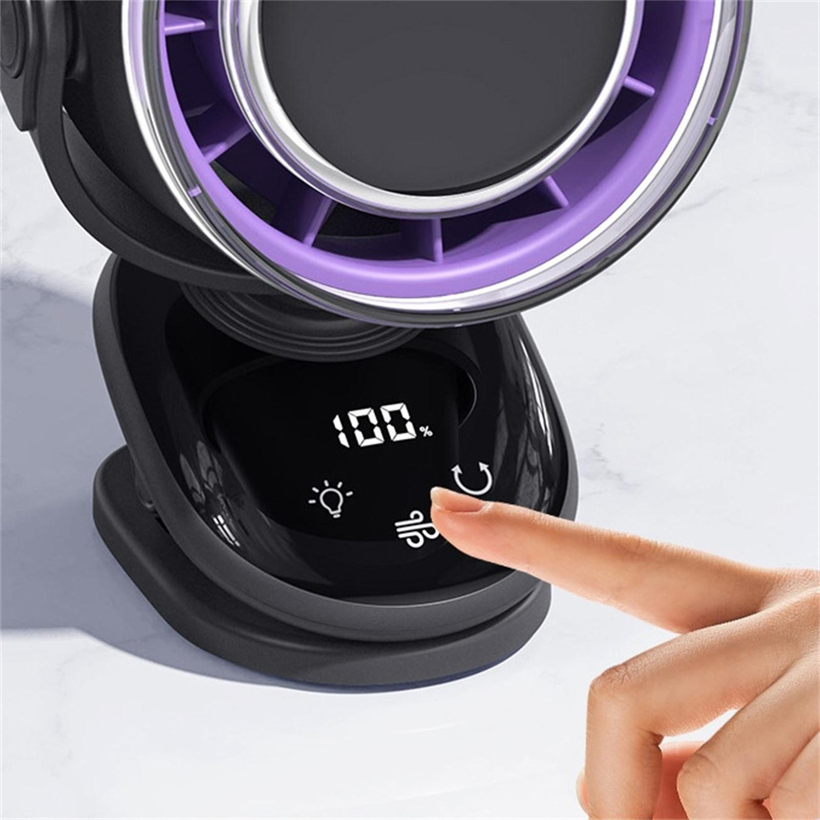 Nahaufnahme eines schwarzen und lila Ventilators. Ein Finger berührt das Bedienfeld. Weißer Hintergrund.