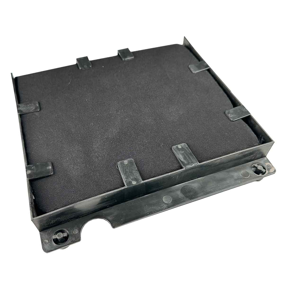 Schwarzer rechteckiger Luftfilter, offene Oberseite. Enthält mehrere schwarze Filterabschnitte und einen schwarzen Rahmen.
