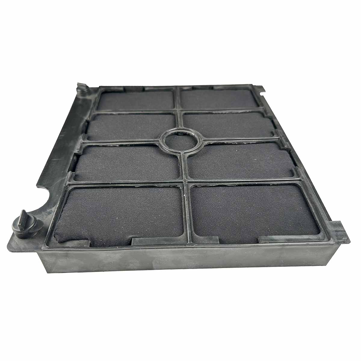 Schwarzer rechteckiger Luftfilter, offene Oberseite. Enthält mehrere schwarze Filterabschnitte und einen schwarzen Rahmen.