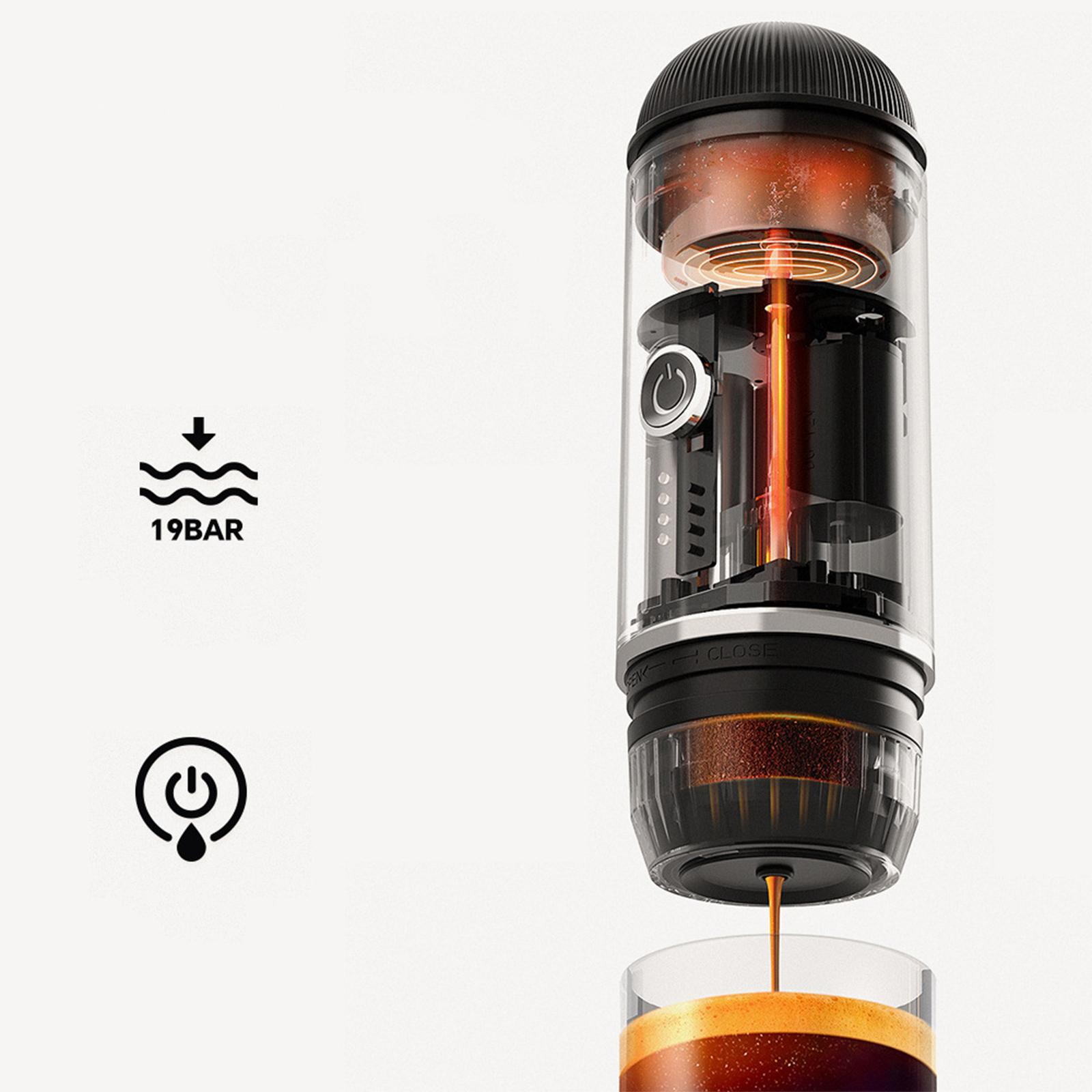 Transparenter tragbarer Espressomaschine, der die Innenteile zeigt, Espresso gießt ins Glas.