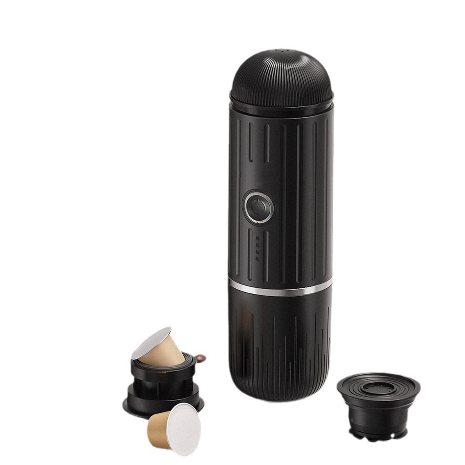 Ein schwarzer, tragbarer Kaffeebereiter mit Kaffeepads wird gezeigt. Zubehör: kleine Tasse, Padhalter.