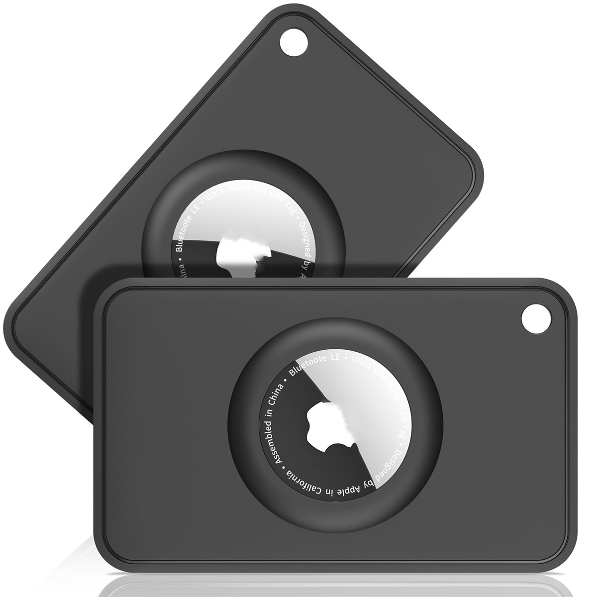 Zwei schwarze Hüllen mit AirTags. Die Tags sind sichtbar mit Text: Apple, Bluetooth LE und Made in China.