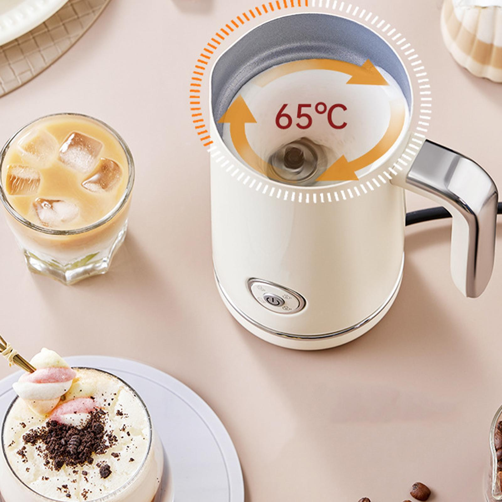 Ein kleiner cremefarbener Milchaufschäumer mit einem Getränk und Kaffee daneben. Temperatur liest 65°C.