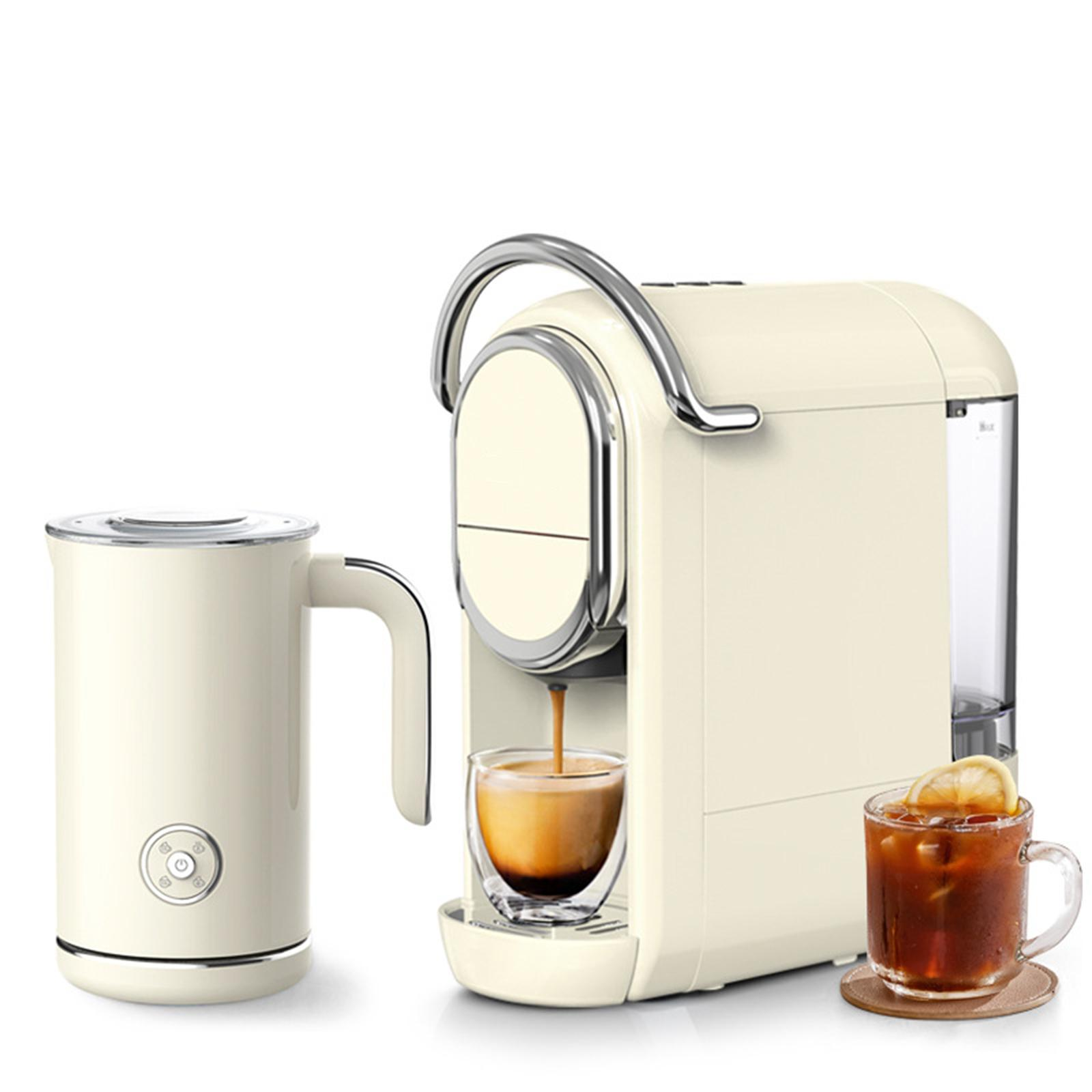 Eine beige Kaffeemaschine mit Milchaufschäumer und einem Glas Kaffee. Außerdem ein Glas mit einem Eisgetränk.