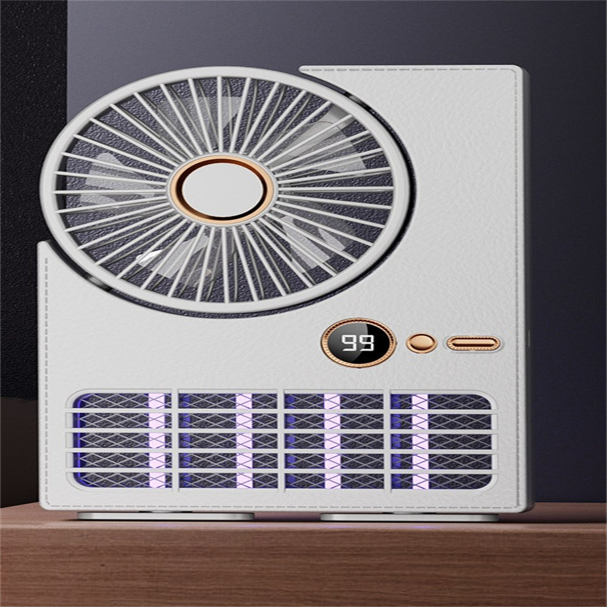 Ein weißer, rechteckiger Ventilator mit kreisförmigem Ventilator und digitaler Anzeige auf einer Holzoberfläche. Dunkler Hintergrund.