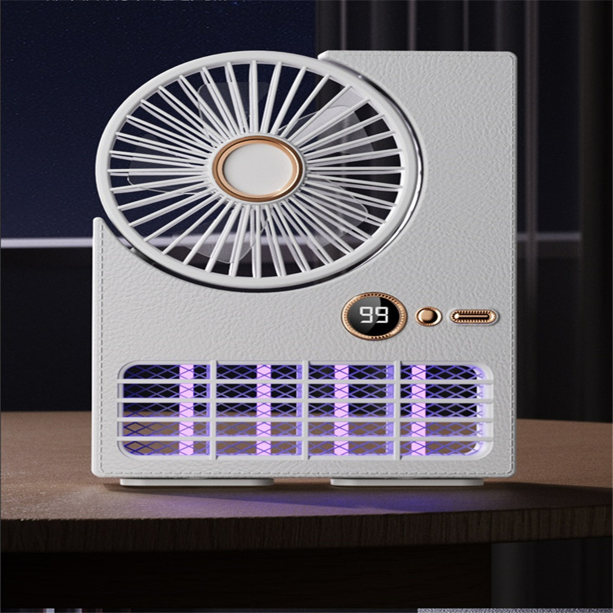 Ein kleiner weißer Ventilator mit kreisförmigem Ventilator, Display und lila Lichtern. Auf einem Tisch platziert. Dunkler Hintergrund.