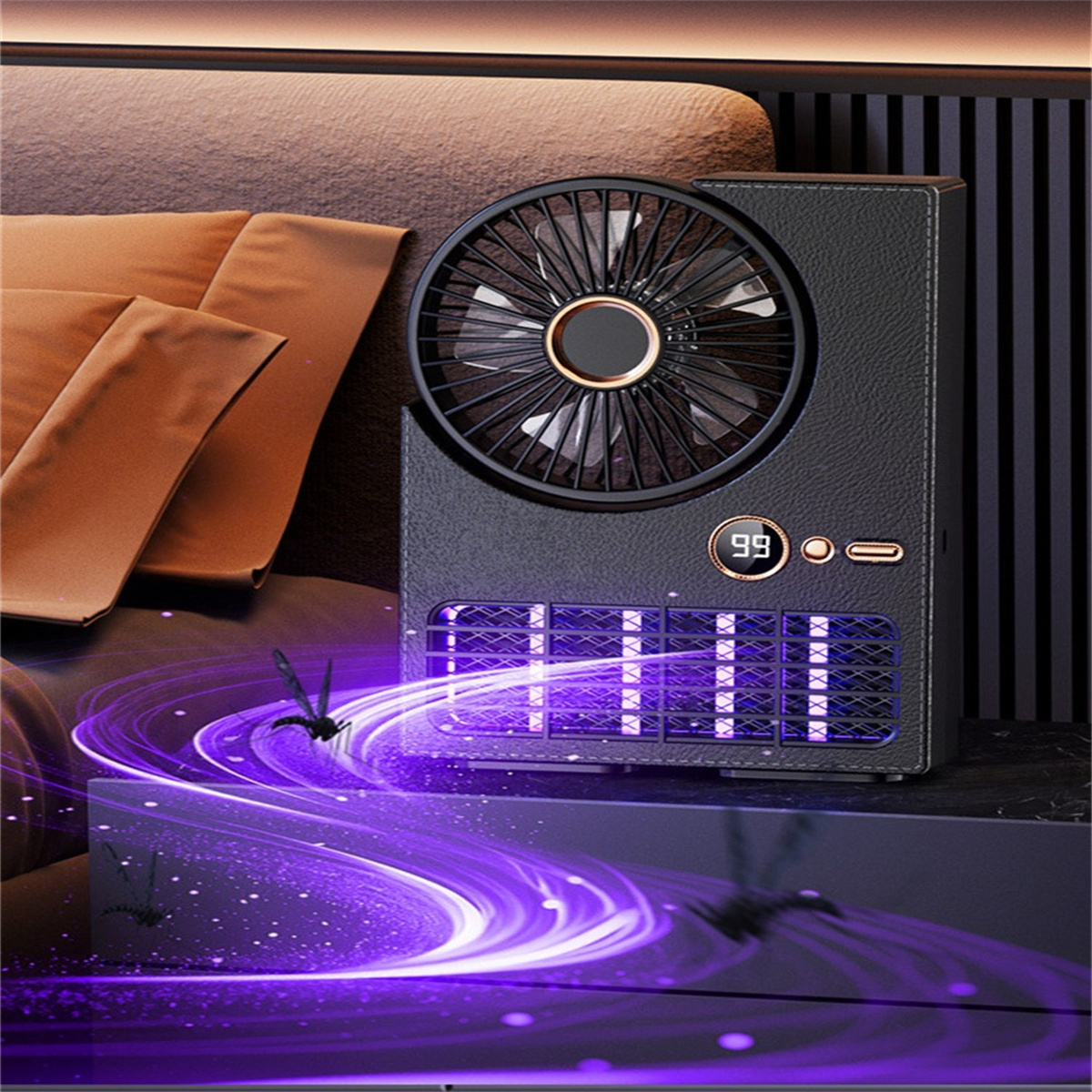 Ein schwarzer kleiner Ventilator mit kreisförmigem Ventilator, Display und lila Lichtern. Auf einem Nachttisch platziert. Verschwommene lila Lichter.