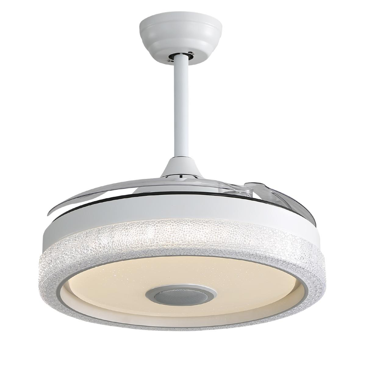 Ein weißer Deckenventilator mit Licht. Das Licht hat eine Ringform.