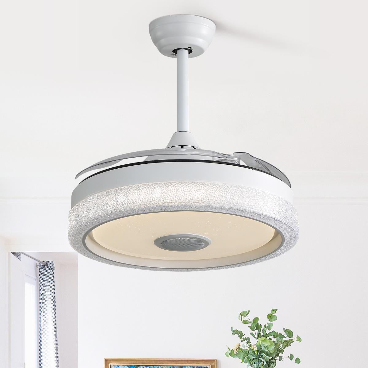 Weißer Deckenventilator mit Licht und Lautsprecher. Er befindet sich in einem Raum mit weißer Decke und grüner Pflanze.