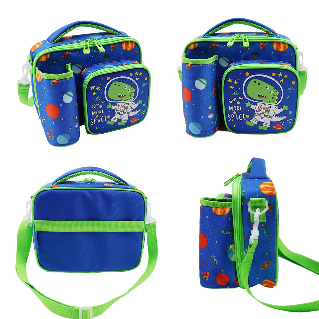 Blaue Lunchtasche mit grünen Akzenten, Dinosaurier-Astronauten-Design, Wasserflasche und Brotdose, alles auf weißem Hintergrund.