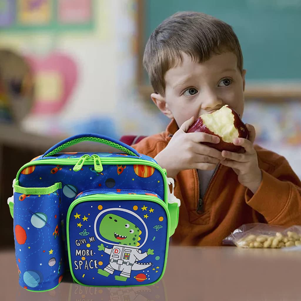 Ein Kind isst einen roten Apfel neben einer Lunchtasche mit einer Dinosaurier-Illustration.