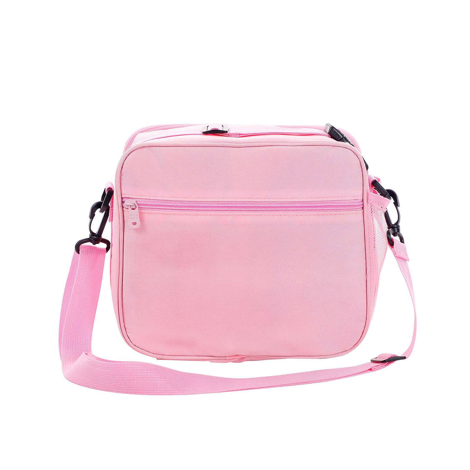Eine pinke Lunchtasche mit Schulterriemen, Frontreißverschluss und schwarzen Akzenten.