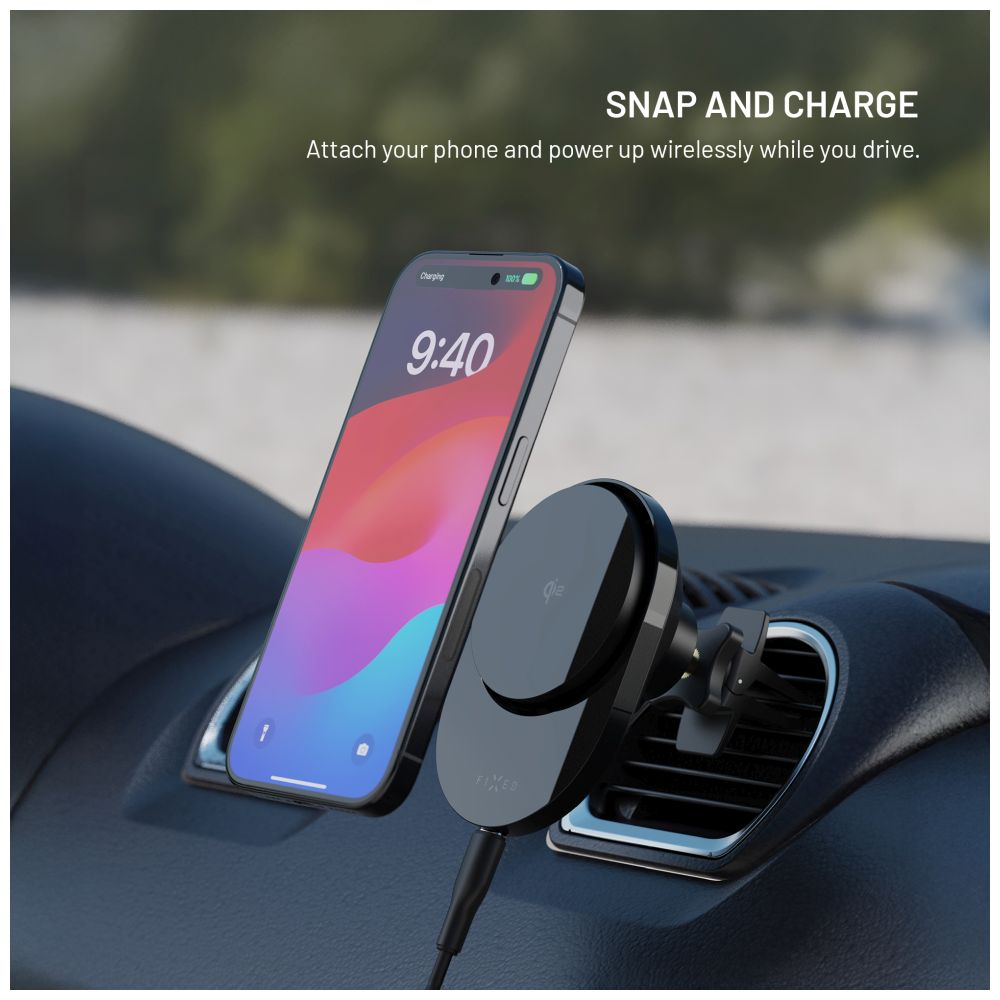 Ein Telefon ist an einer Lüftung im Auto befestigt. Es zeigt einen Ladebildschirm und ist mit Kabel verbunden.