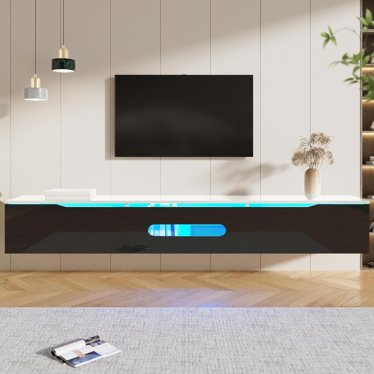 Modernes Wohnzimmer mit wandmontiertem schwarzen Fernseher und weiß-schwarzem TV-Ständer.
