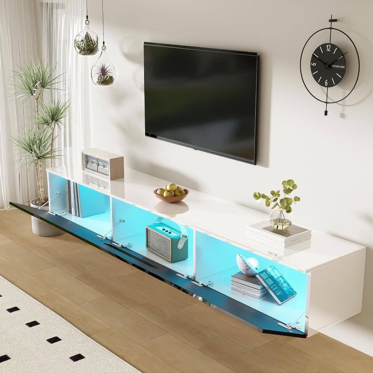 Modernes Wohnzimmer mit Fernseher, weißem TV-Ständer und dekorativen Elementen.