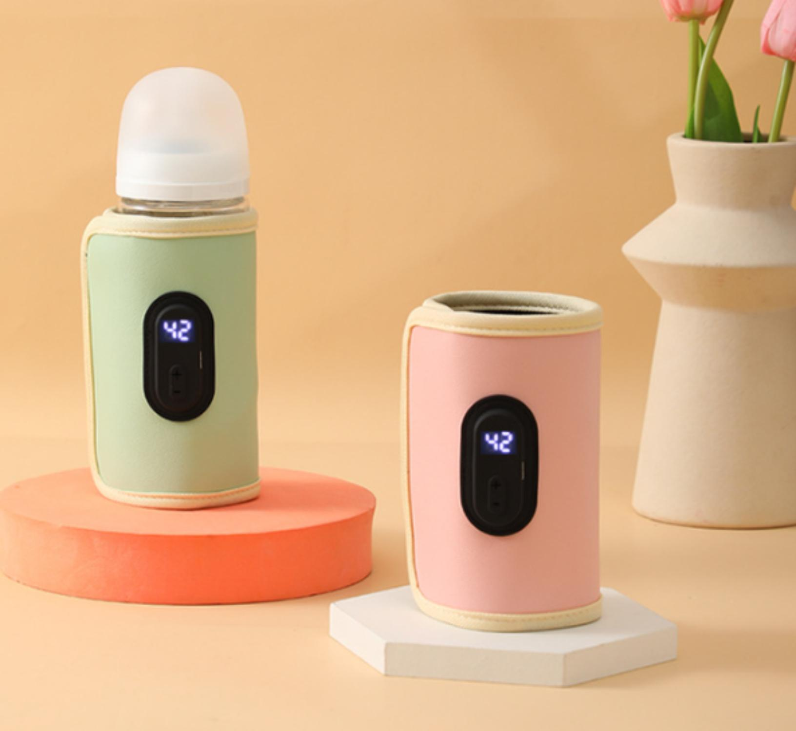 Zwei Babyflaschenwärmer, einer rosa und einer grün, jeweils mit einer Digitalanzeige, die 42 anzeigt.