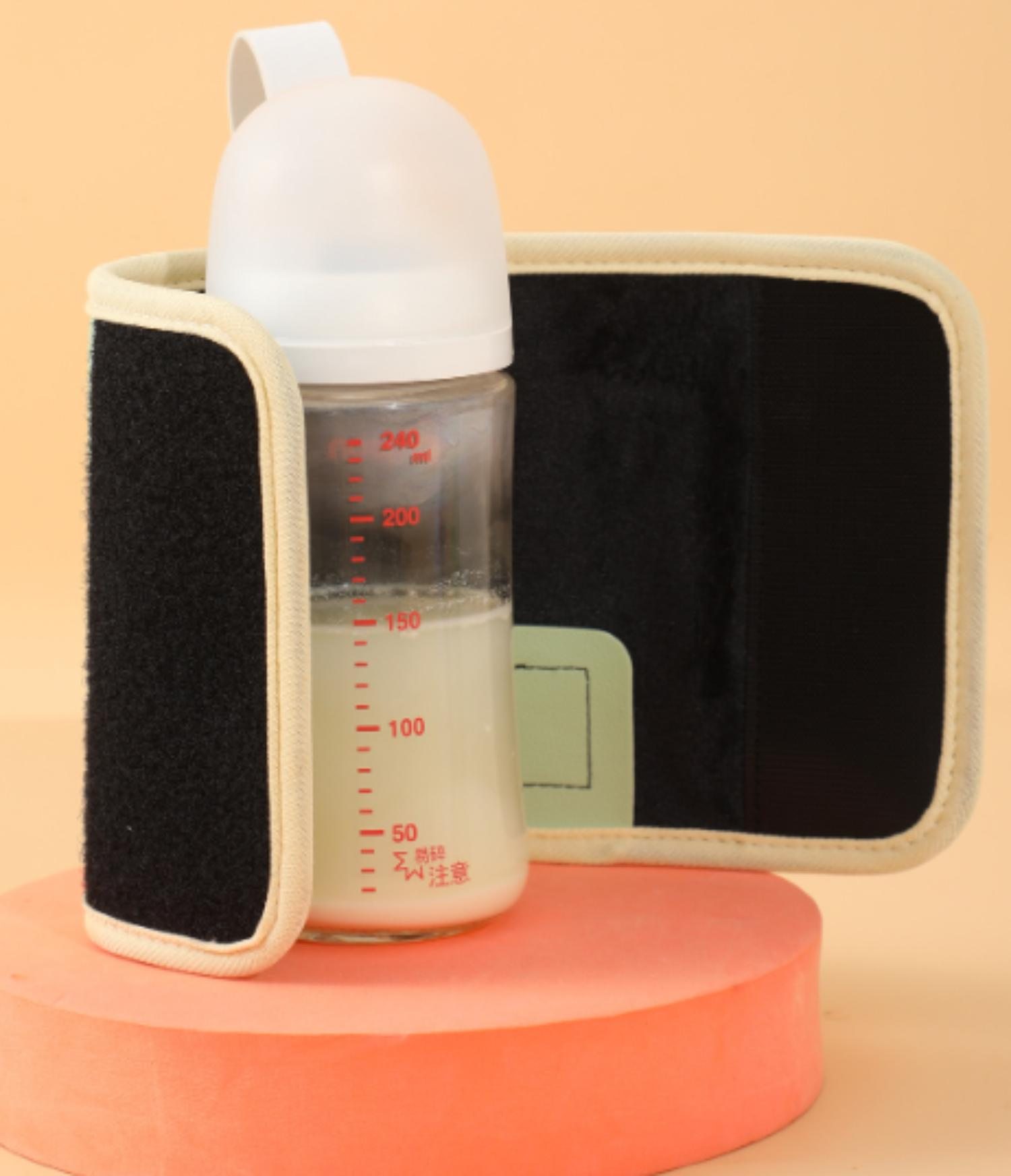Babyflasche in einem Wärmer, auf einem kleinen Ständer. Flasche hat Flüssigkeit und Markierungen.
