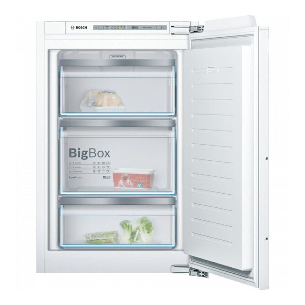 Weißer Kühlschrank mit offener Tür, zeigt drei Regale mit Lebensmitteln und eine 'Big Box' Schublade.
