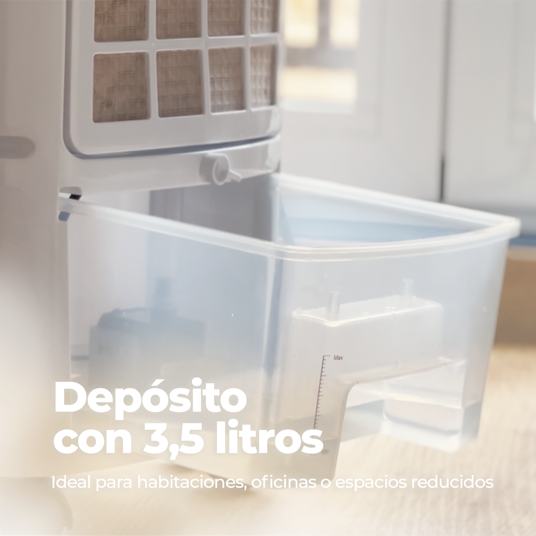 Un primer plano de un tanque de agua transparente de un enfriador blanco, con texto 'Depósito con 3,5 litros'.
