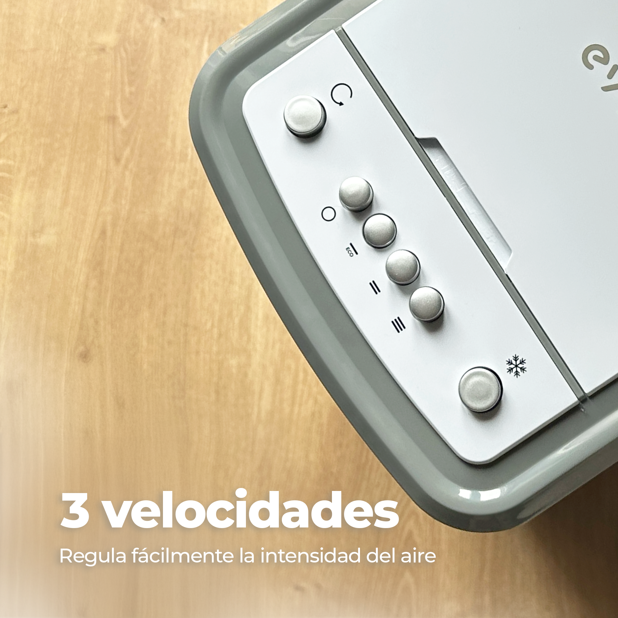 Primer plano del panel de control de un enfriador con botones y texto '3 velocidades', sobre una superficie de madera.