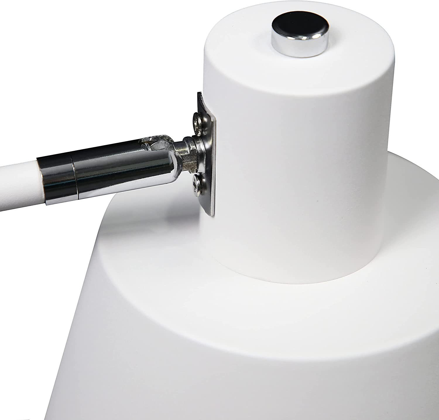 Nahaufnahme der Oberseite einer weißen Lampe. Die Lampe hat einen weißen Arm und einen silbernen Knopf.