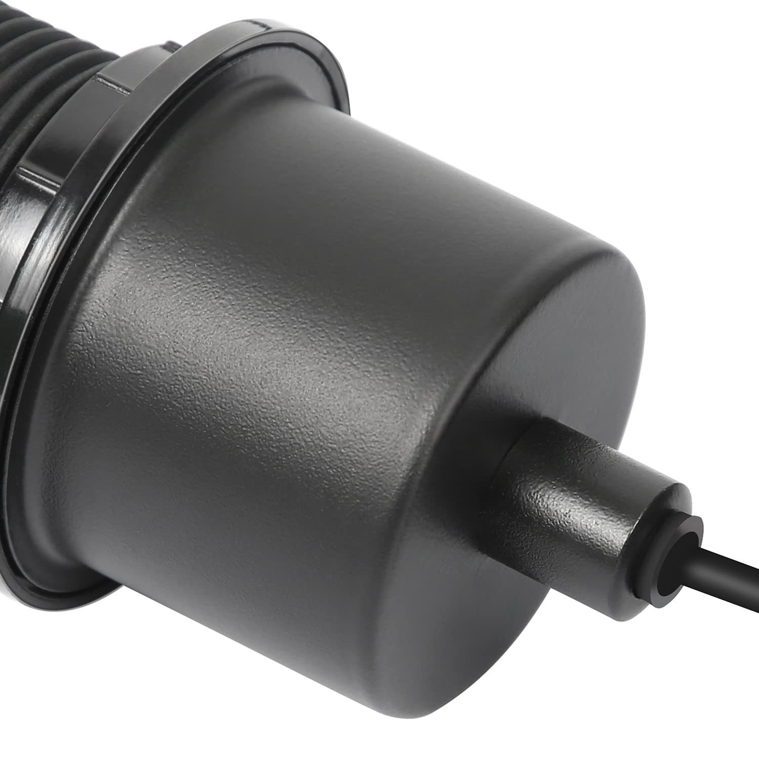 Zbliżenie czarnego złącza elektrycznego z dołączonym czarnym kablem na białym tle.