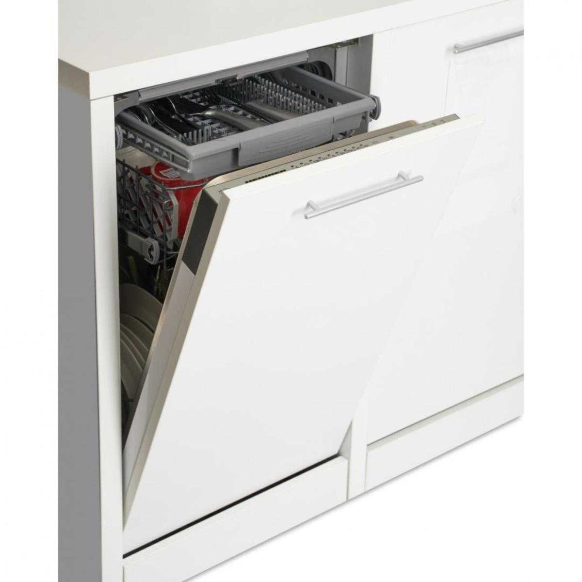 Een witte vaatwasser staat open en toont het interieur met vaatwerk en een rood item, geïnstalleerd in een witte kast.
