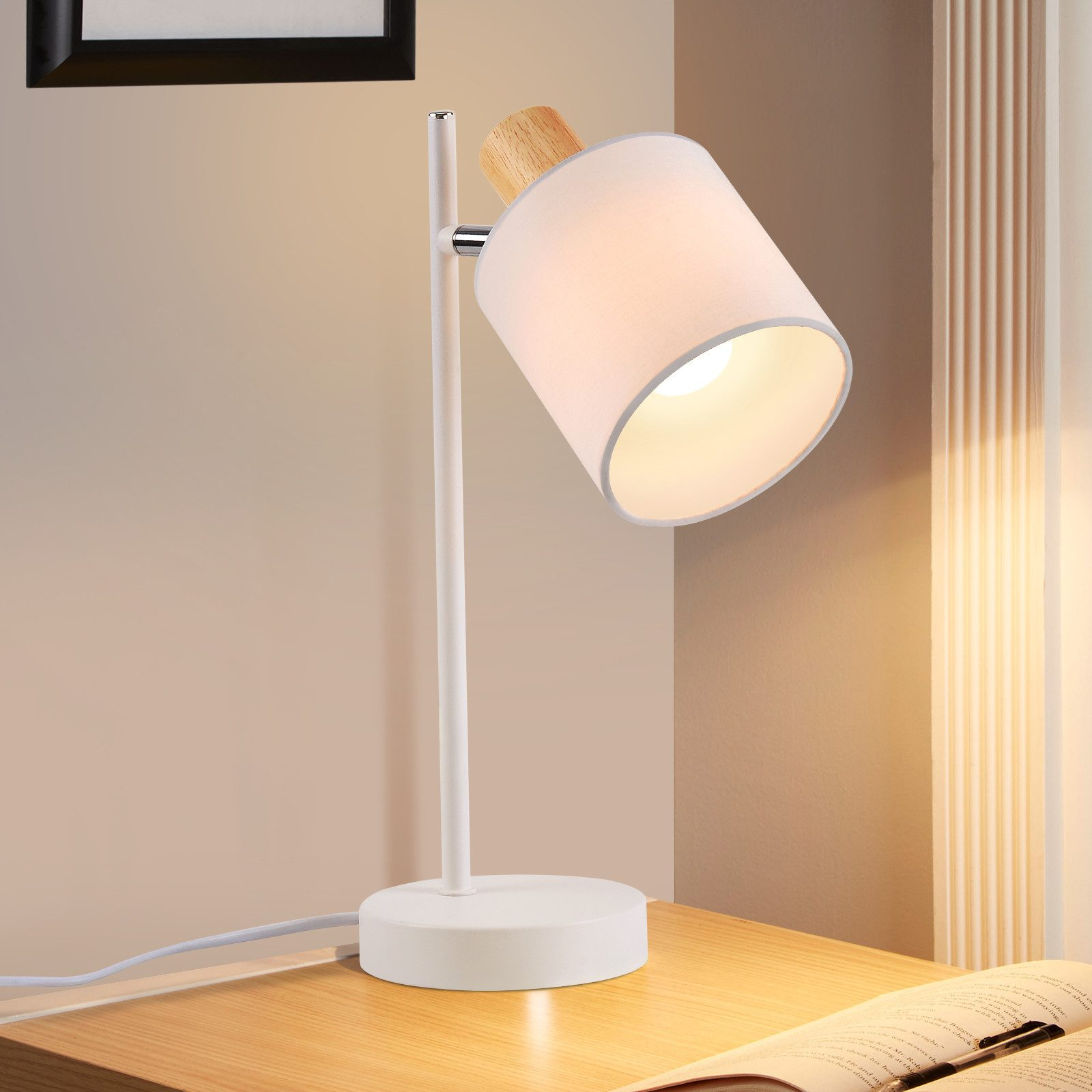 Nowoczesna biała lampa z białym kloszem i drewnianym stołem.