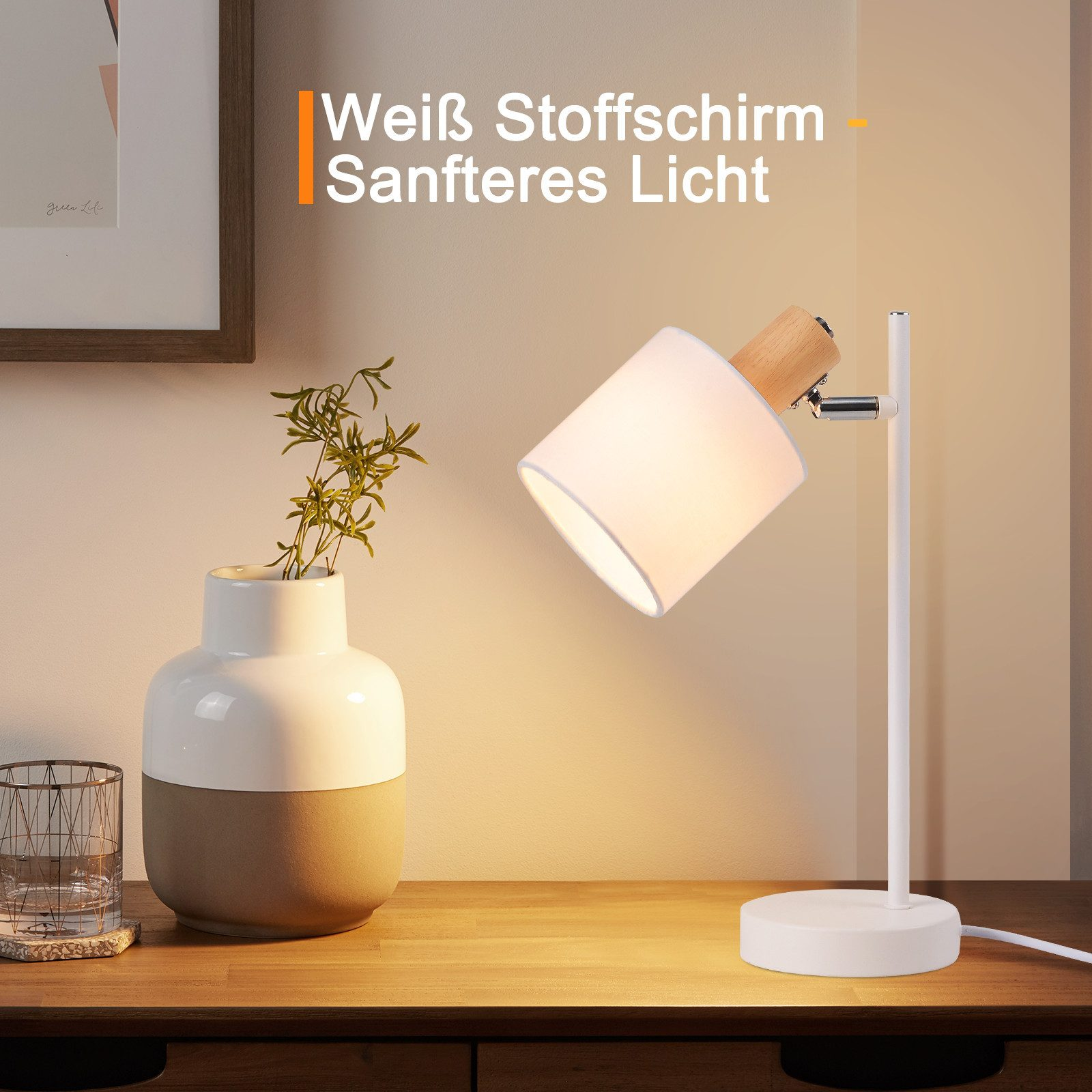 Biała lampa biurkowa z białym abażurem i drewnianym ramieniem, na drewnianym biurku z wazonem.