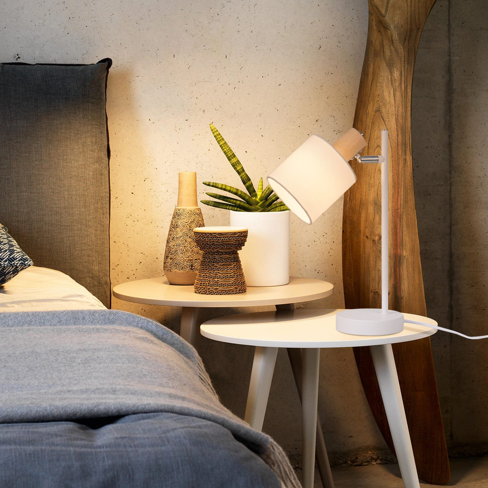 Scena sypialni z łóżkiem, dwoma małymi stolikami, lampą i kilkoma roślinami.