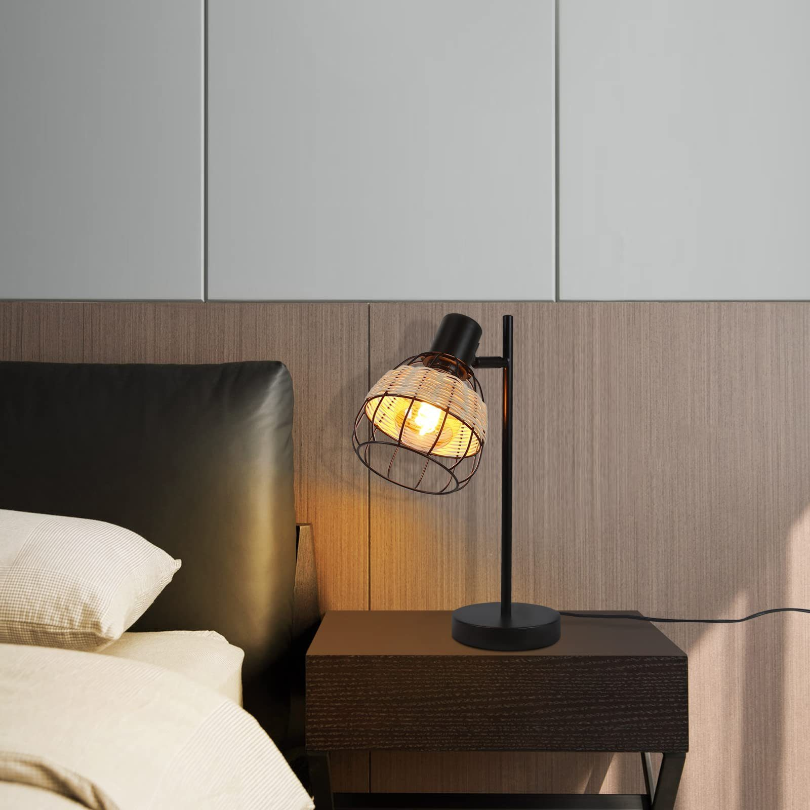 Czarna lampa stołowa z wiklinowym abażurem na szafce nocnej w sypialni.