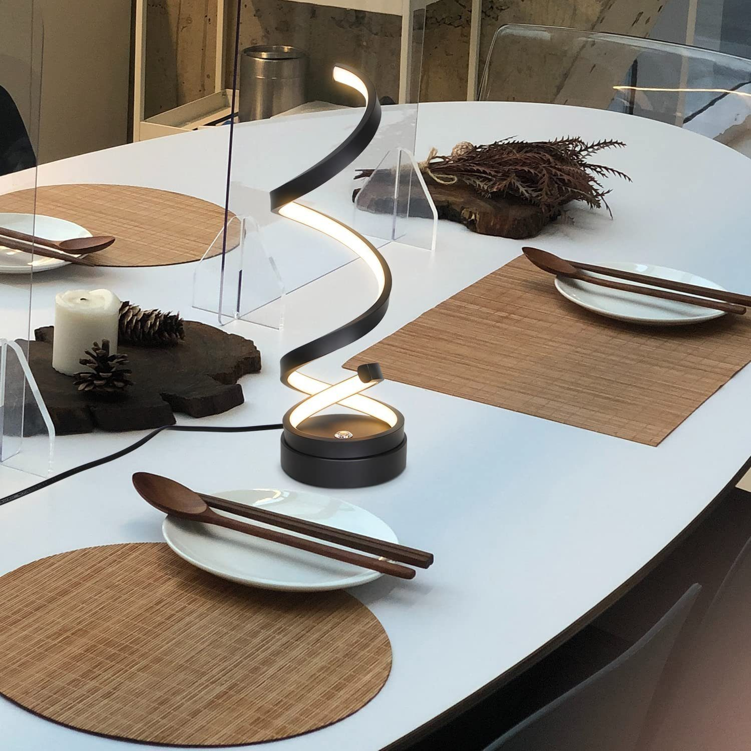 Biały stół do jadalni, z lampą spiralną, drewnianymi podkładkami i pałeczkami.