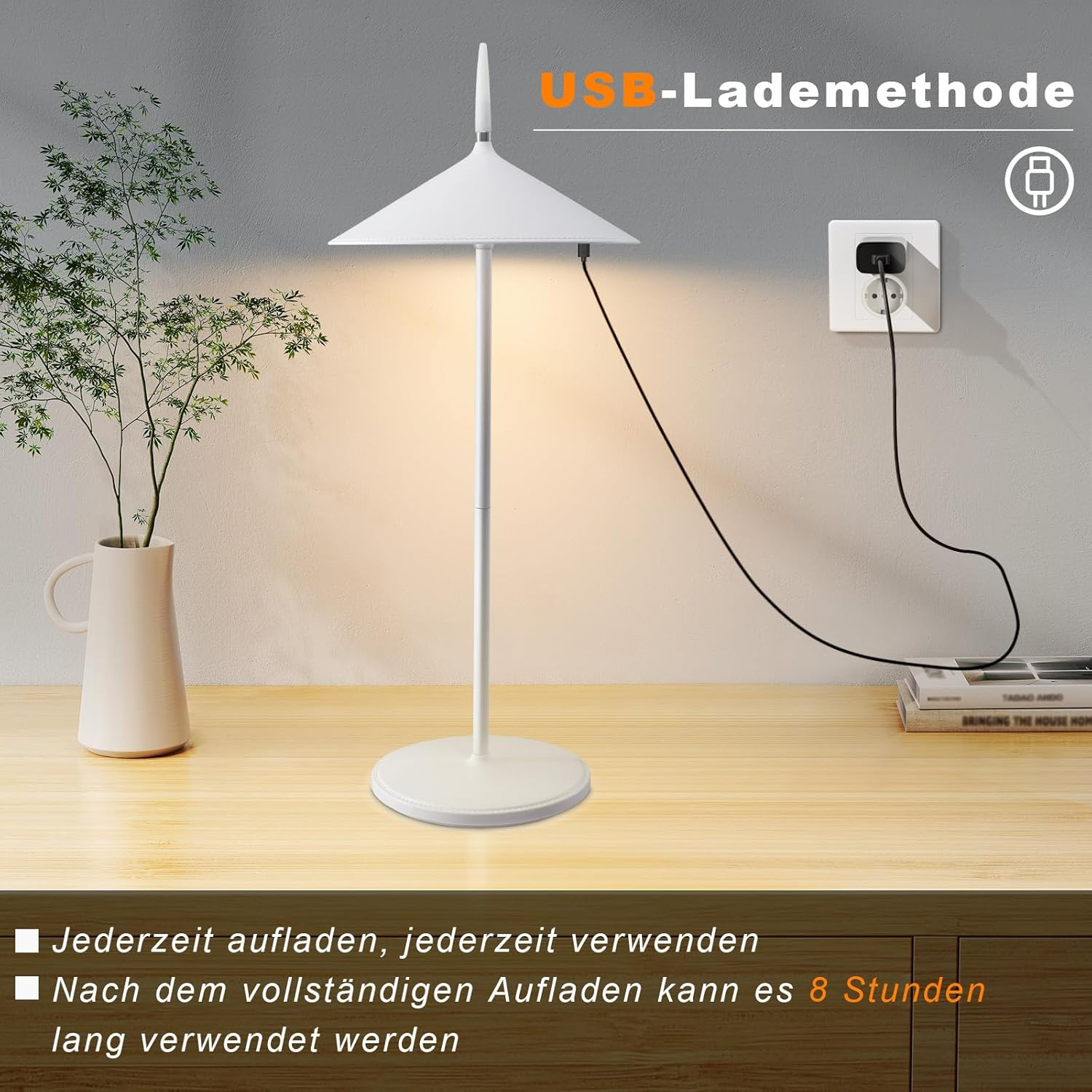 Biała lampa na biurku. Lampa jest podłączona do gniazdka. Tekst wskazuje ładowanie USB.