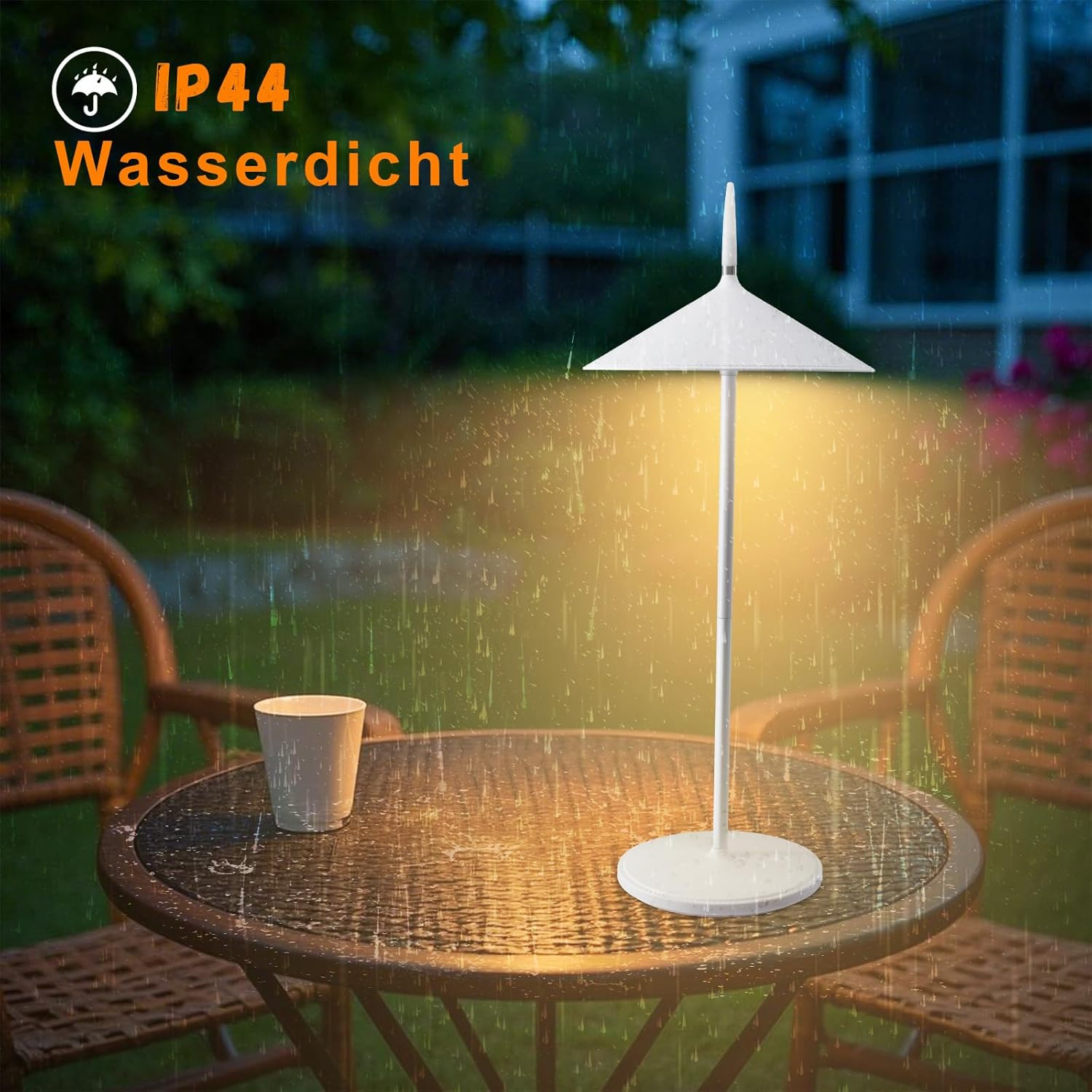 Biała lampa zewnętrzna w deszczu. Widoczny jest również kubek i krzesła.