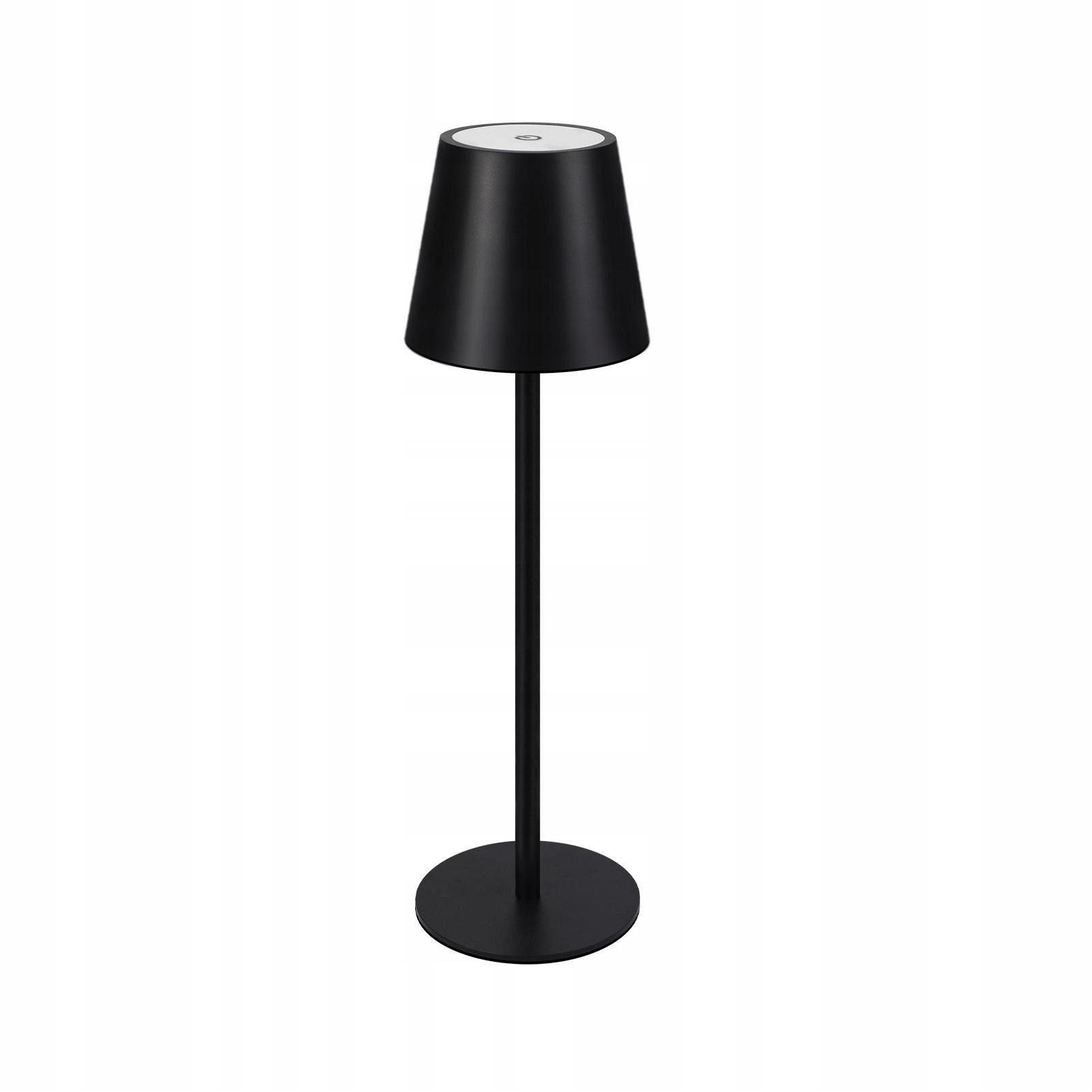 Una lampada nera con un lungo supporto nero e una base rotonda. Il paralume è nero.