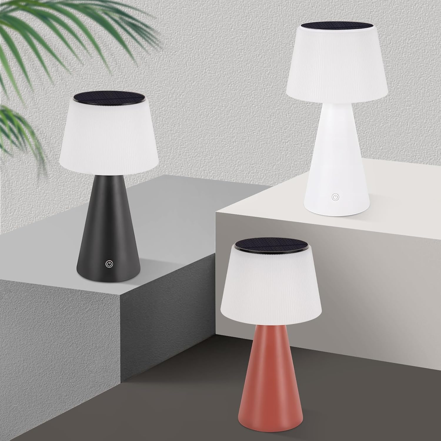 Tre lampade moderne su una superficie grigia e bianca. Ogni lampada ha un paralume bianco e una base conica.